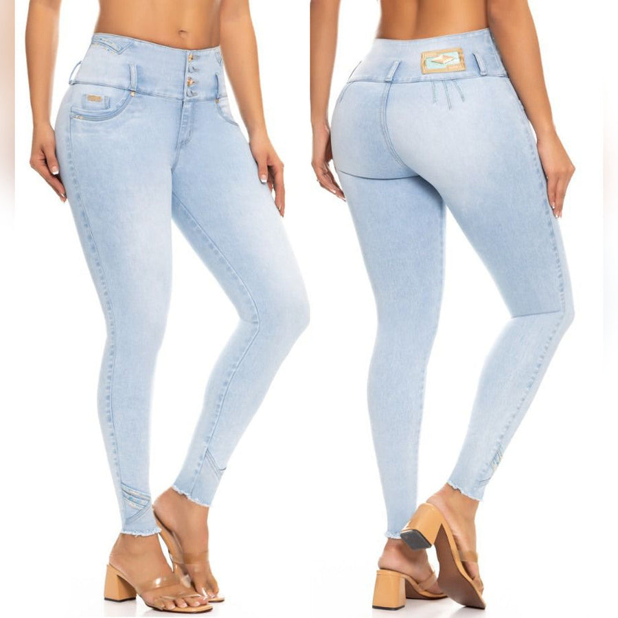 Jeans colombiano levanta cola tiro alto celeste con cuatro botones dorados y ruedo deshilachado